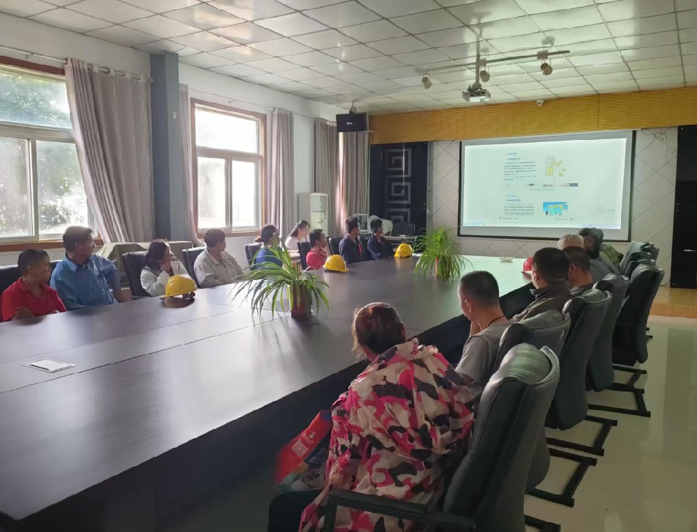 安环部组l夏季安全生产业务培? />
                  <h5>安环部组l夏季安全生产业务培?/h5>
                  <h6>时值高温酷暑，是各cd全生产事故的高发期，为切实增强全员自我防范意识，消除各类安全隐?zhn)Q确保安全生产??4日上午，公司安环部联合h力资源部Q在甉|室D办夏季安全生产业务培训。安环部长孙菲组l大家观看了专题甉|宣传片，培训内容包括防火防爆、防中暑、防触电、防雷击、防雨、防台风安全危害cd、主要应Ҏ(gu)?..</h6>
                  </a> </li>
                
                <li id=